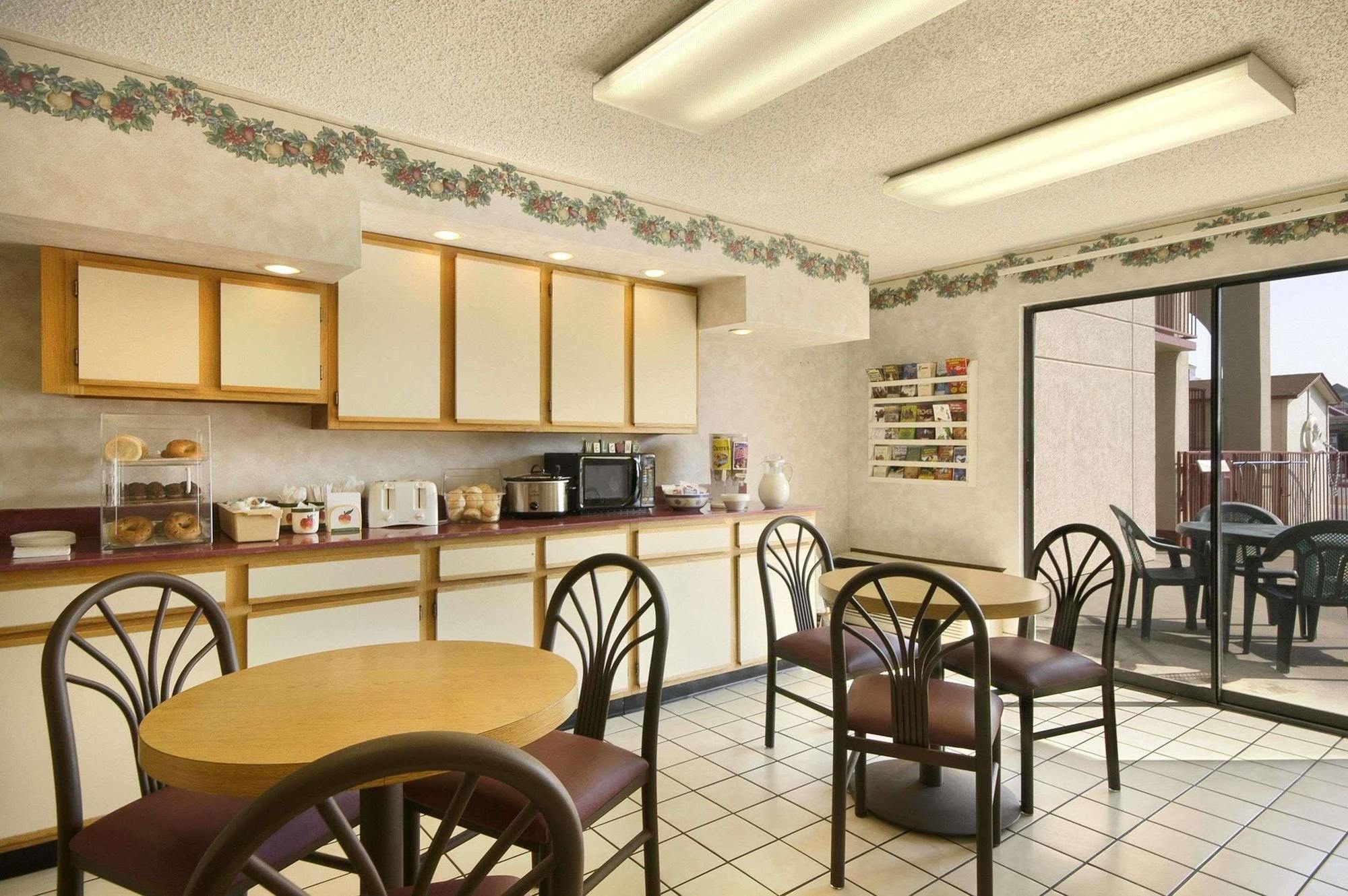 Super 8 By Wyndham Springdale Ar Motel Exterior foto